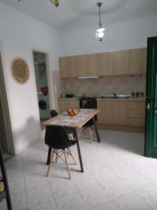 eine Küche mit einem Tisch, auf dem eine Obstschale steht in der Unterkunft RIVER SIDE HOUSE in Potámion + 19 Fotos