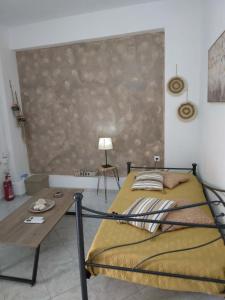 ein Schlafzimmer mit einem Bett und einem Holztisch in der Unterkunft RIVER SIDE HOUSE in Potámion