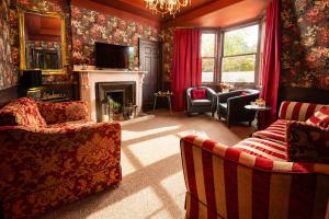 a living room filled with furniture and a fireplace at Wonderland Berwick 5-bedrooms Pet-friendly cottage with the Hot tub in Tweedmouth