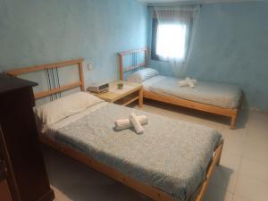a bedroom with two beds and a window at Guara-Altaoja-Yaso in Yaso