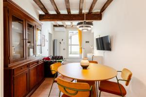 a kitchen and dining room with a table and chairs at Dimora Pia in Piacenza
