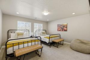 a bedroom with two beds and a couch at Royal Rock Adventures in Washington +46 photos