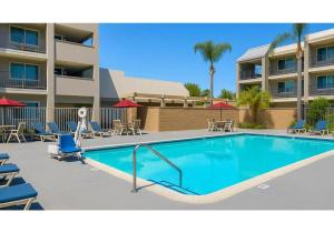 a swimming pool in front of a hotel at Motel 6-Anaheim, CA - Maingate in Anaheim
