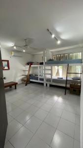 ein Zimmer mit zwei Etagenbetten und Fliesenboden in der Unterkunft Mi Refugio Dive House in Cozumel