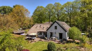 an aerial view of a white house at Bedandbreakfast De Vallei in Heelsum