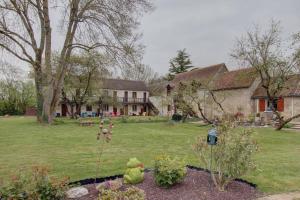 a yard with a house in the background at Logis Auberge De Launay in Limeray