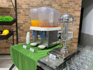 a blender sitting on a table with a green table cloth at Pousada Os Galeguinhos in Santa Cruz do Rio Pardo