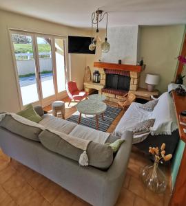 a living room with a couch and a fireplace at Calme entre pins et océan in Onesse-et-Laharie