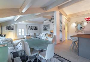 a living room with a table and a couch at Appartement DELICE A in Saint-Tropez