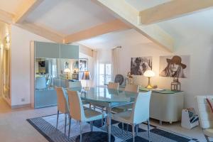 a dining room with a glass table and chairs at Appartement DELICE A in Saint-Tropez