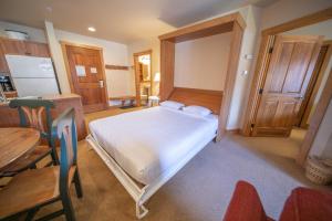 a bedroom with a bed and a table and chairs at Red Hawk Lodge 2297 by SummitCove Lodging in Colorado in Keystone