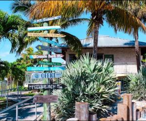 a sign in front of a resort with palm trees at Vacation QJR in Cutler Bay