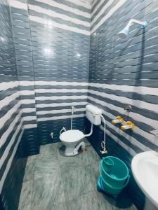 a bathroom with a toilet and a sink at K D Dham Hotel- Near Prem Mandir & Iskcon Temple Vrindavan in Vrindāvan +152 photos
