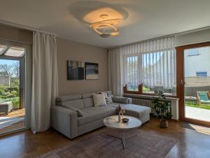 a living room with a couch and a table at Kunst am Marktplatz in Niederwerrn