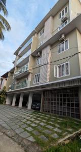 a large building with a parking lot in front of it at Krishna Theeram 150m from Temple in Guruvāyūr
