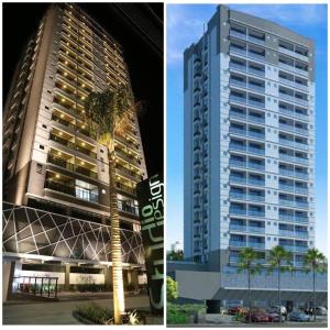 a tall building with a palm tree in front of it at Studio premium aconchegante vista mar in São Luís