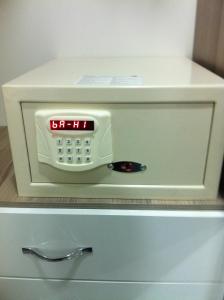 un reloj sentado en la parte superior de un microondas blanco en Gorur Suite, en Estambul