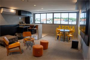 a room with a kitchen and a table and chairs at Studio premium aconchegante vista mar in São Luís