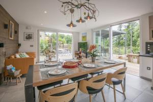 a kitchen and dining room with a table and chairs at La Loge du Pic Noir in Dabo