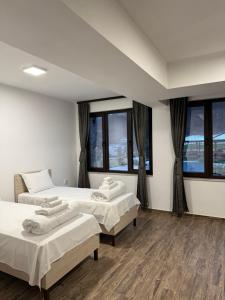 two beds in a room with windows at Къща за гости Бели Осъм in Beli Osŭm +43 photos
