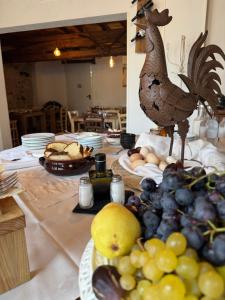 a table with a chicken and a bunch of fruit at Agriturismo Al Capretto in San Vendemiano