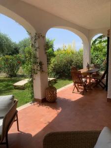 an outdoor patio with a table and chairs at Villa 4 Rose in Sant'Angelo D'Ischia
