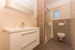 Koupelna v ubytování Apartmani Gaube + 33 fotografií
