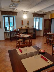 a restaurant with tables and chairs in a room at Cascina Longoria in Neive
