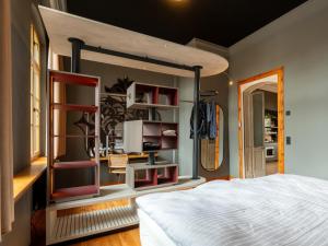 a bedroom with a bed and a desk at WELTRAD Parkhotel am Fluss in Schönebeck