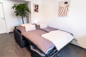 a bed with pillows on it in a room at Eifel Quartier im Herzen von Mendig in Mendig