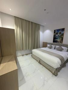 ein Schlafzimmer mit einem großen Bett und einem Fenster in der Unterkunft سكوت Scoott in Dschāzān