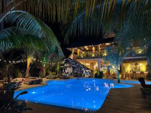ein großer blauer Swimmingpool vor einem Haus in der Unterkunft Oke Ani Boutique Hotel in Paje + 54 Fotos
