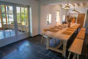 a dining room with a long table and chairs at Vakantiehuis Lisette in Veurne