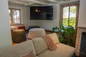 a living room with a couch and a fireplace at Vakantiehuis Lisette in Veurne