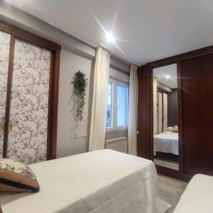 a bedroom with a bed and a window and a bed sidx sidx sidx at Apartamento céntrico Irene IV in Avilés