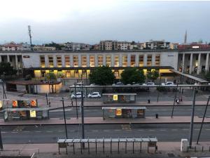 ein großes Gebäude mit einem davorliegenden Parkplatz in der Unterkunft HHBB hotel in Padua