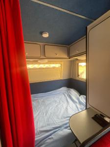 a small room with a bed and a desk with a computer at Casa Elite in Calpe