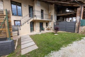 an apartment building with a yard with a bike in it at Acochì in Roccasparvera