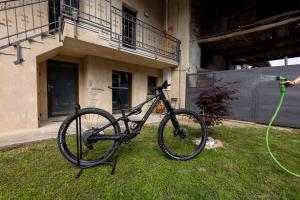 a bike parked in front of a building with a hose at Acochì in Roccasparvera