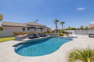 a swimming pool in the middle of a yard at Gilbert Willow Tree in Gilbert