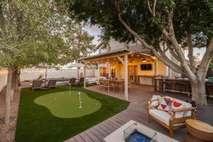 a backyard with a putting green and a golf course at Gilbert Beachcomber in Gilbert