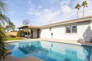 ein Swimmingpool vor einem Haus in der Unterkunft Gilbert Harwell in Gilbert