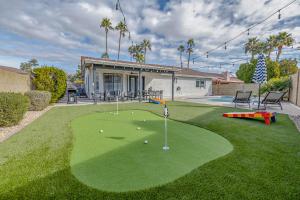 eine Minigolfanlage im Garten mit einem Haus in der Unterkunft Gilbert Harwell in Gilbert