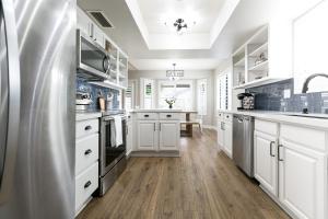 eine Küche mit weißen Schränken und einem Kühlschrank in der Unterkunft Gilbert Harwell in Gilbert