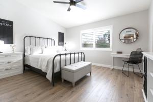ein Schlafzimmer mit Bett und Deckenventilator in der Unterkunft Gilbert Harwell in Gilbert + 35 Fotos