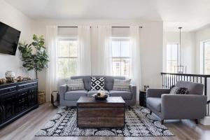 ein Wohnzimmer mit Sofa und Couchtisch in der Unterkunft Gilbert Laurel in Gilbert