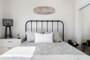 ein Schlafzimmer mit einem Bett mit Metallkopfteil in der Unterkunft Gilbert Laurel in Gilbert