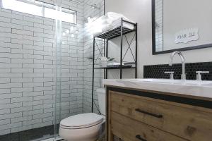 ein weißes Badezimmer mit Toilette und Waschbecken in der Unterkunft Gilbert Laurel in Gilbert + 13 Fotos
