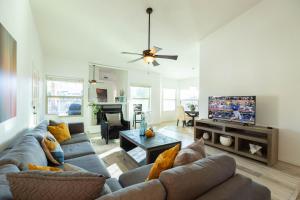 a living room with couches and a flat screen tv at Glendale Sack in Glendale
