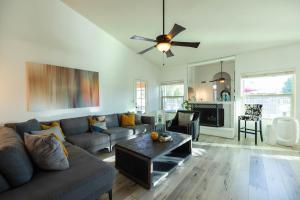 a living room with a couch and a ceiling fan at Glendale Sack in Glendale
